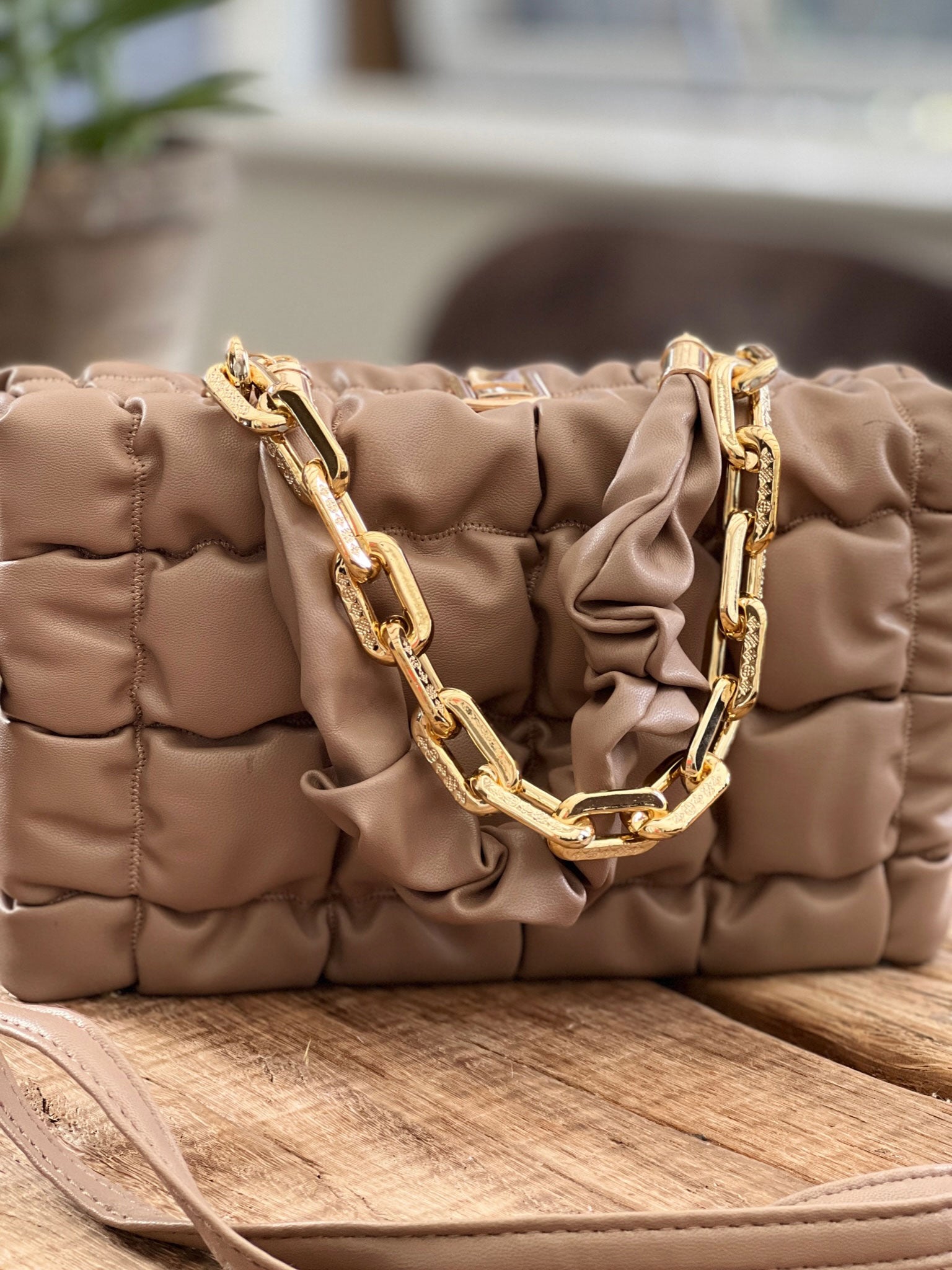 Ashanti - Fyrkantig väska med guldkedja